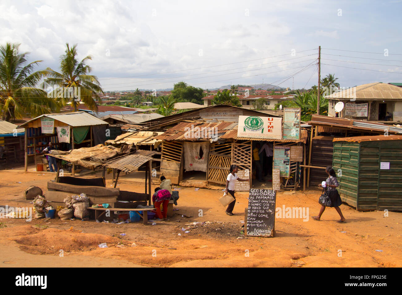 LAGOS, NIGERIA - 11 MAI 2012 : Les gens autour d'une zone pauvre dans la ville de Lagos, l'une des villes plus forte croissance en Afrique Banque D'Images