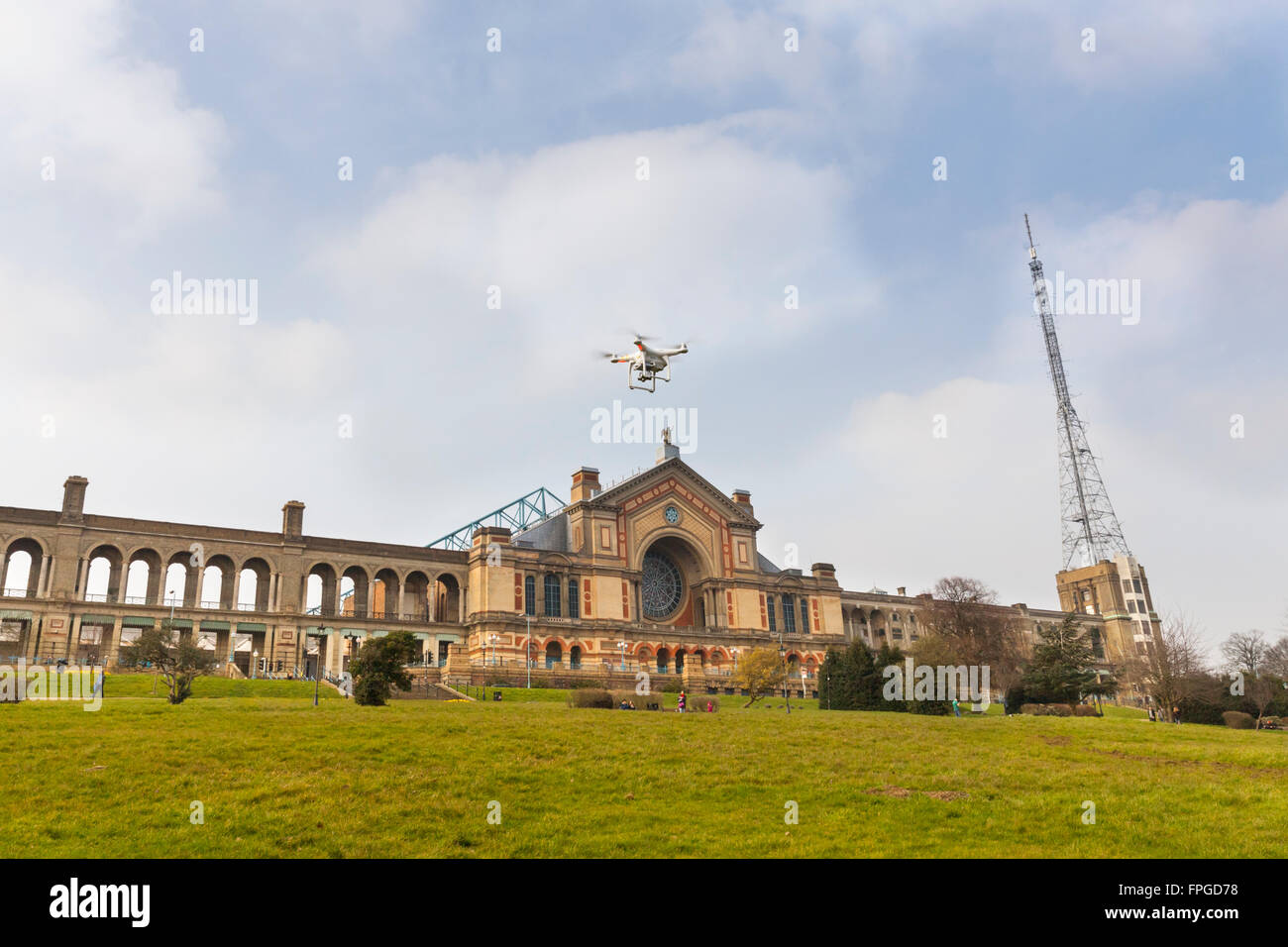 Drone Quadcopter dans le ciel avec Alexandra Palace et le mât de transmission BBL en arrière-plan. Londres, Angleterre Banque D'Images