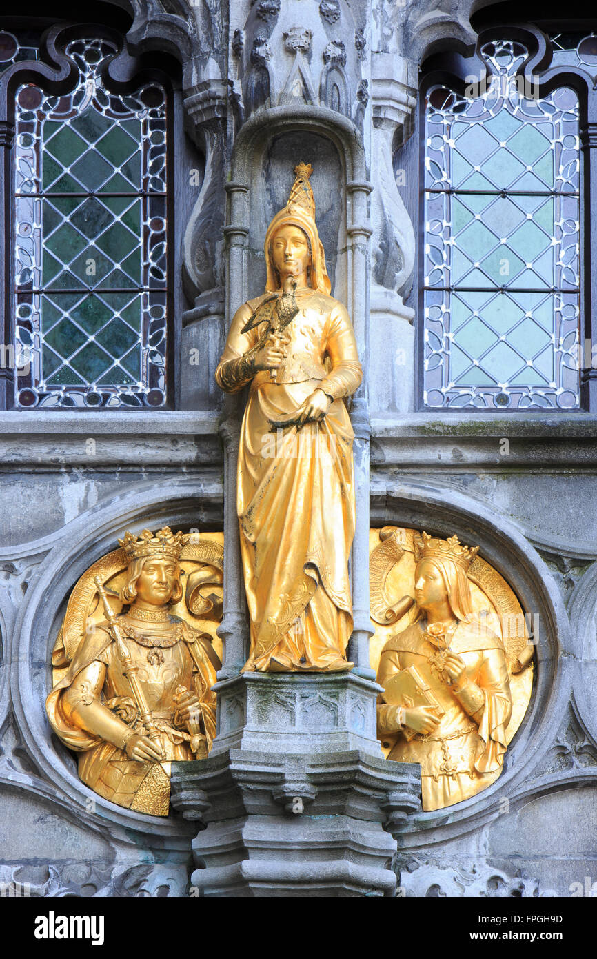 Statues en or sur la façade de la basilique du Saint-sang à Bruges, Belgique Banque D'Images
