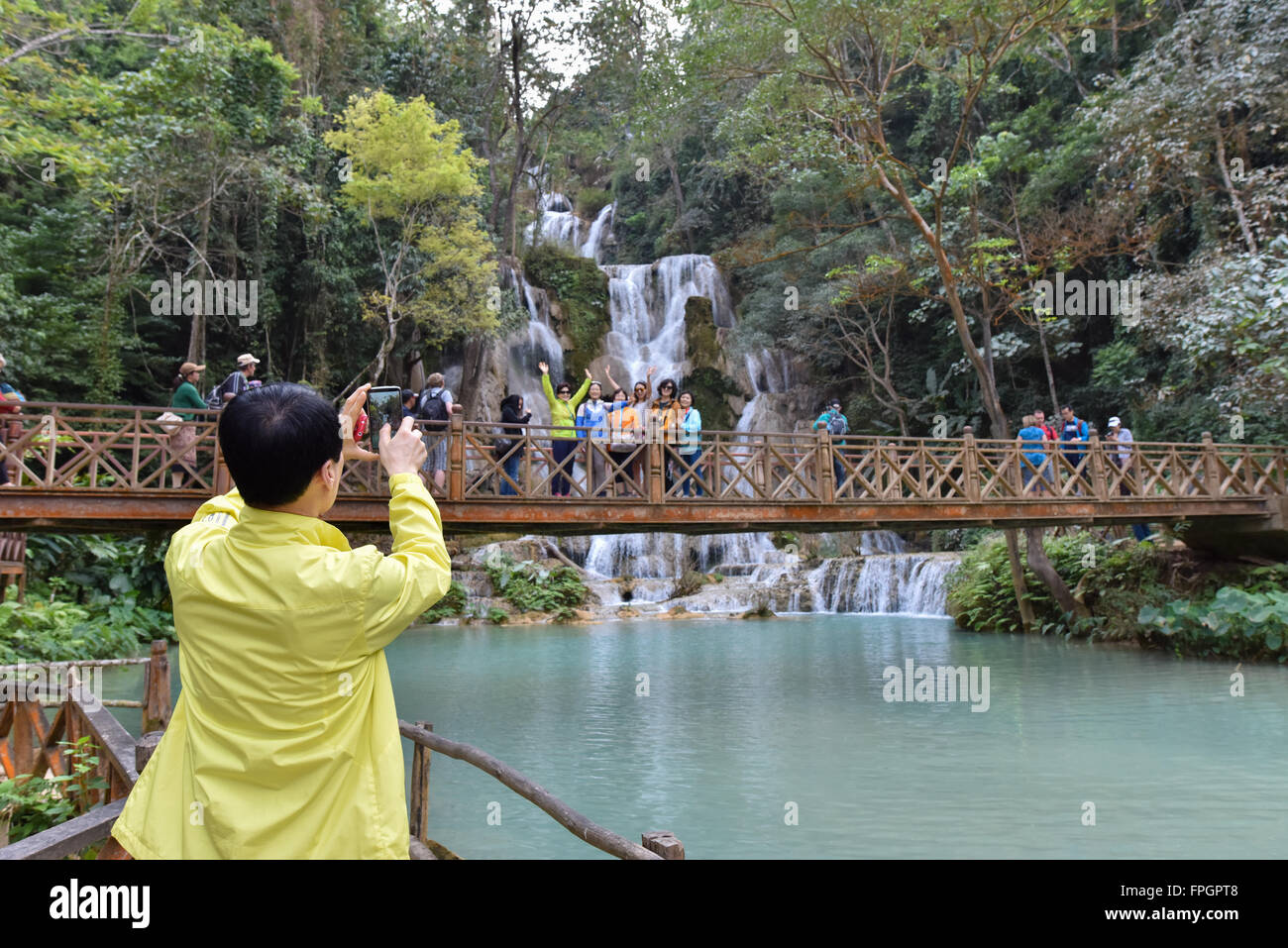 Prendre des photographies touristiques Cascades de Kuang Si à côté de Luang Prabang au Laos Banque D'Images