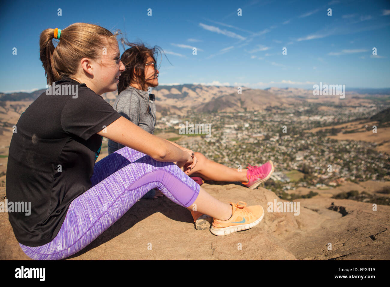 Les randonneurs et vue sur San Luis Obispo de Bishop Peak, San Luis Obispo, Californie Banque D'Images