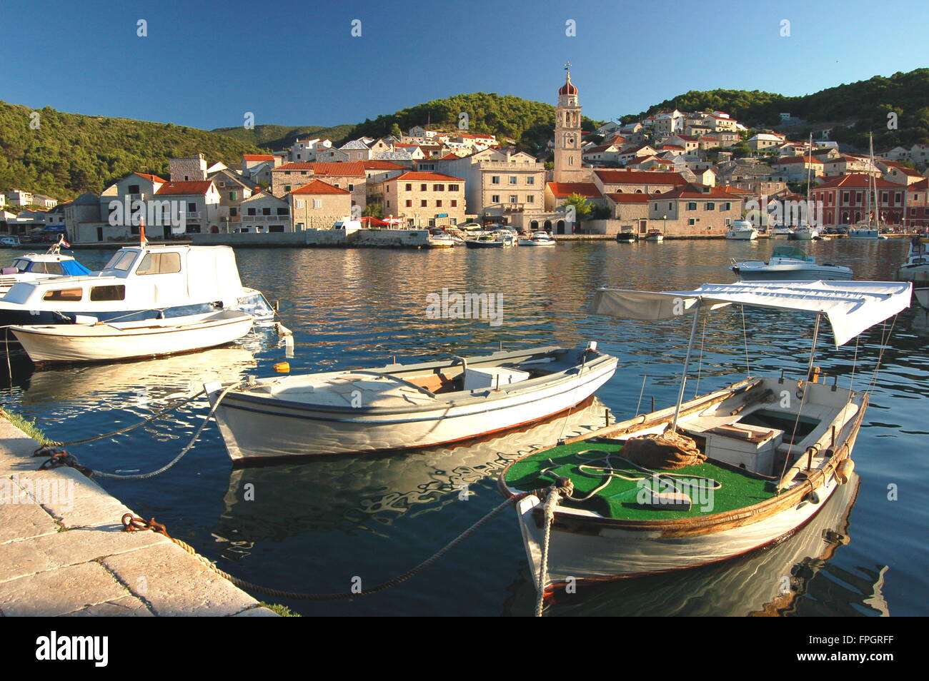 Superbe vue sur le village pittoresque de Supetar, sur l''île de Brac, Croatie Banque D'Images