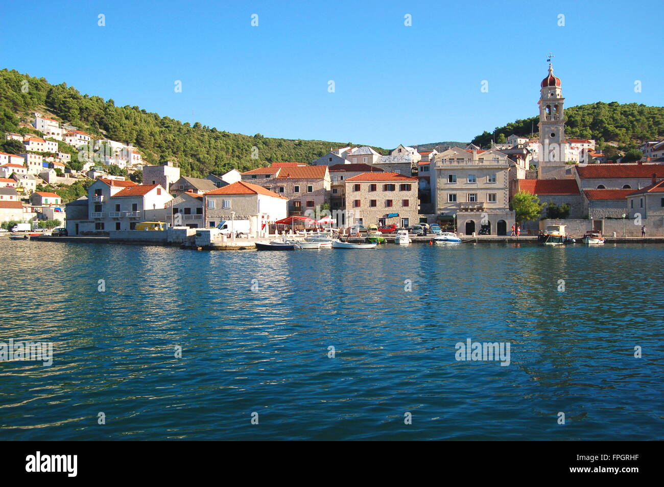 Superbe vue sur le village pittoresque de Supetar, sur l''île de Brac, Croatie Banque D'Images