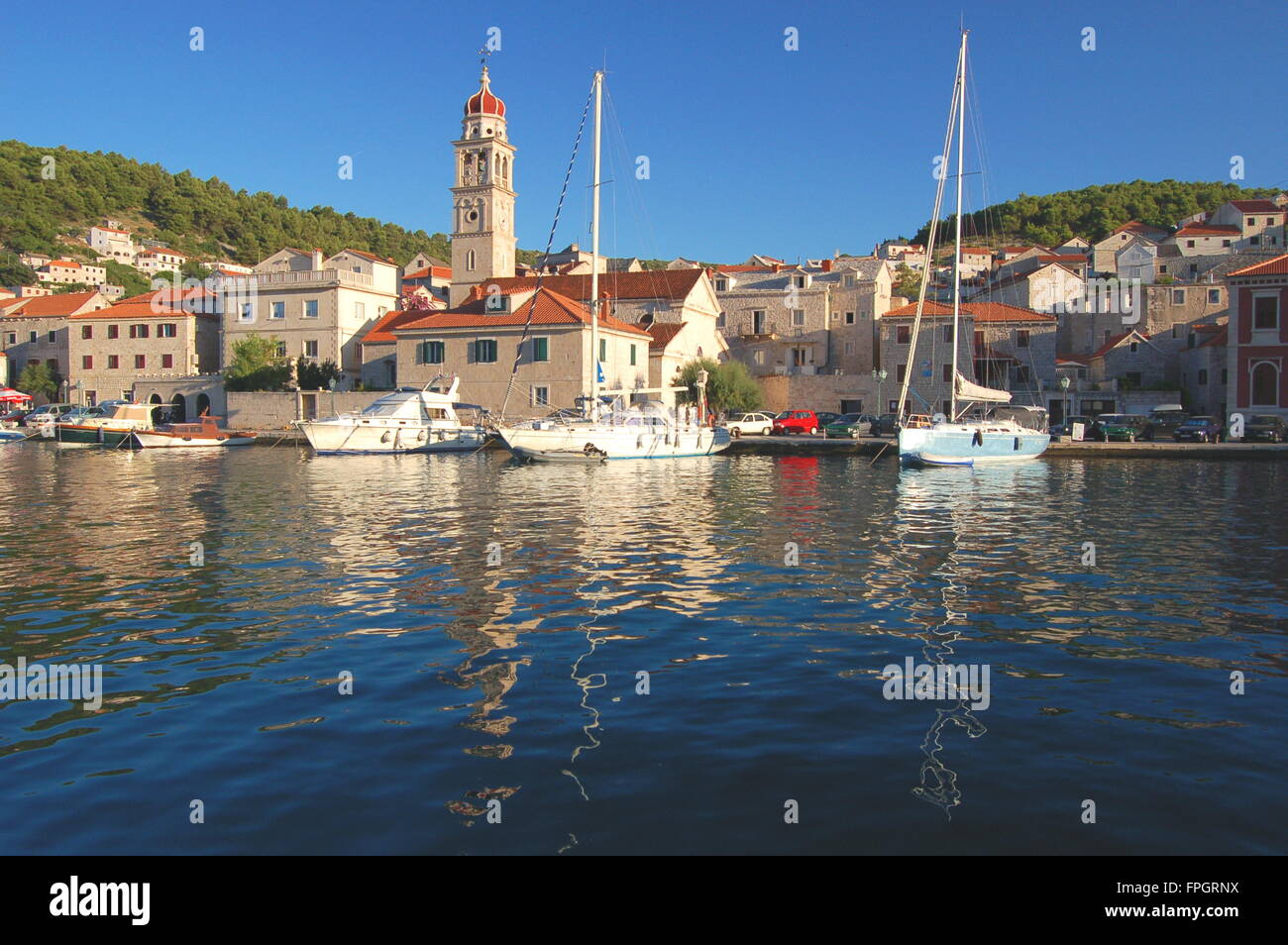 Superbe vue sur le village pittoresque de Supetar, sur l''île de Brac, Croatie Banque D'Images