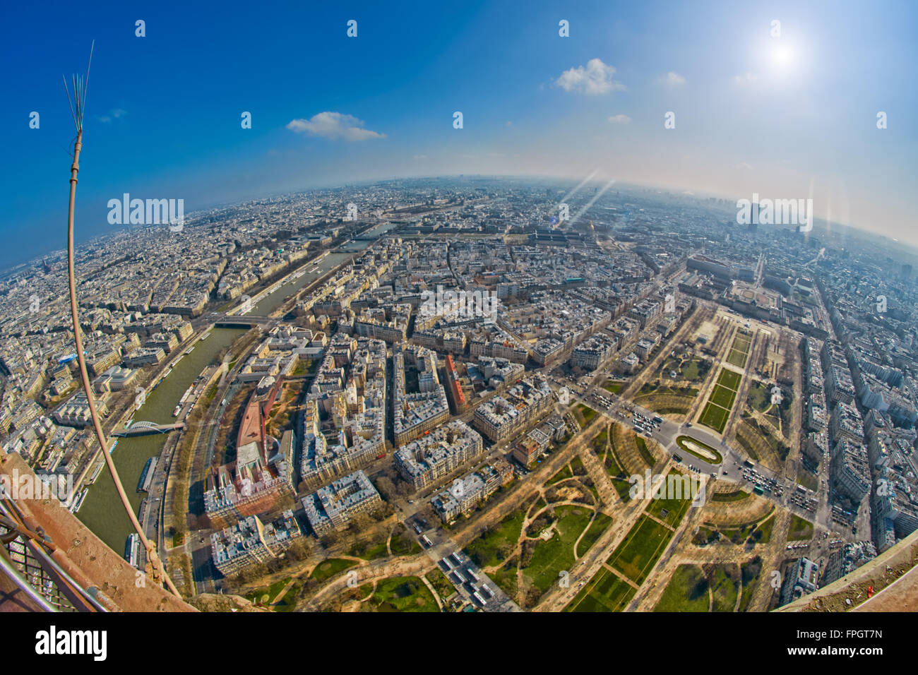 Fish-eye vue panoramique de la Tour Eiffel à Paris, France Banque D'Images