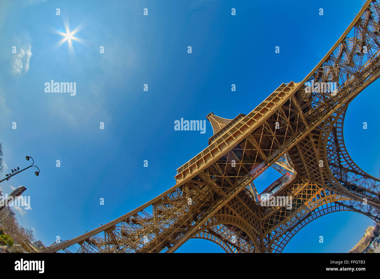 Vue grand angle du sol sur la Tour Eiffel à Paris, France Banque D'Images