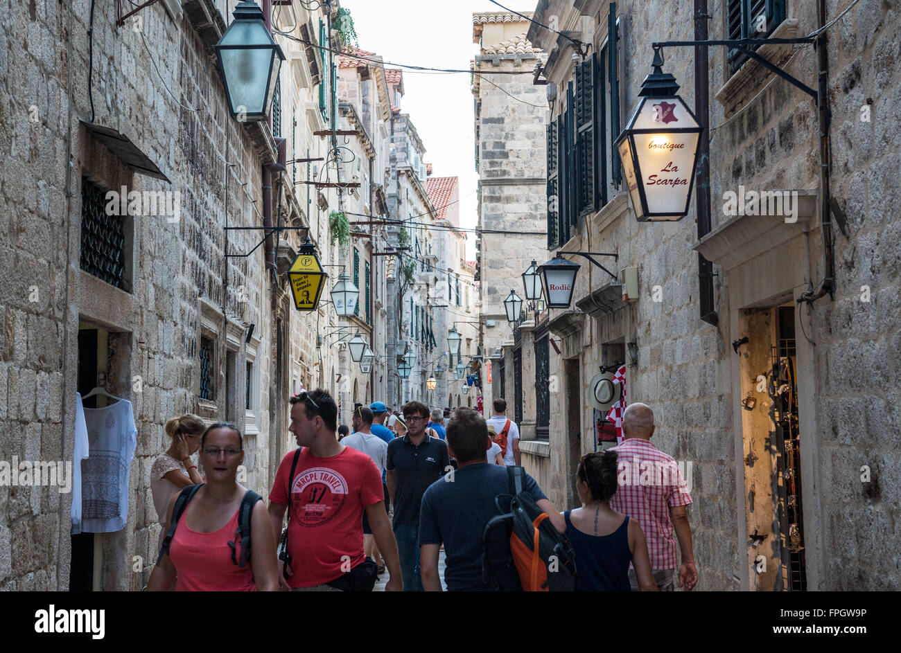 Ruelle étroite sur la vieille ville de la ville de Dubrovnik, Croatie Banque D'Images