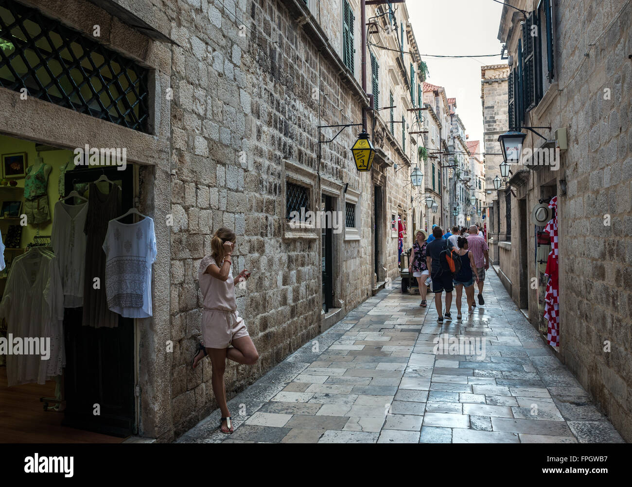 Ruelle étroite sur la vieille ville de la ville de Dubrovnik, Croatie Banque D'Images