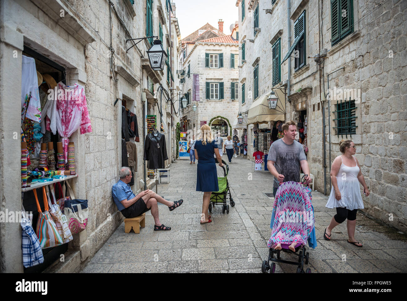 Ruelle étroite sur la vieille ville de la ville de Dubrovnik, Croatie Banque D'Images