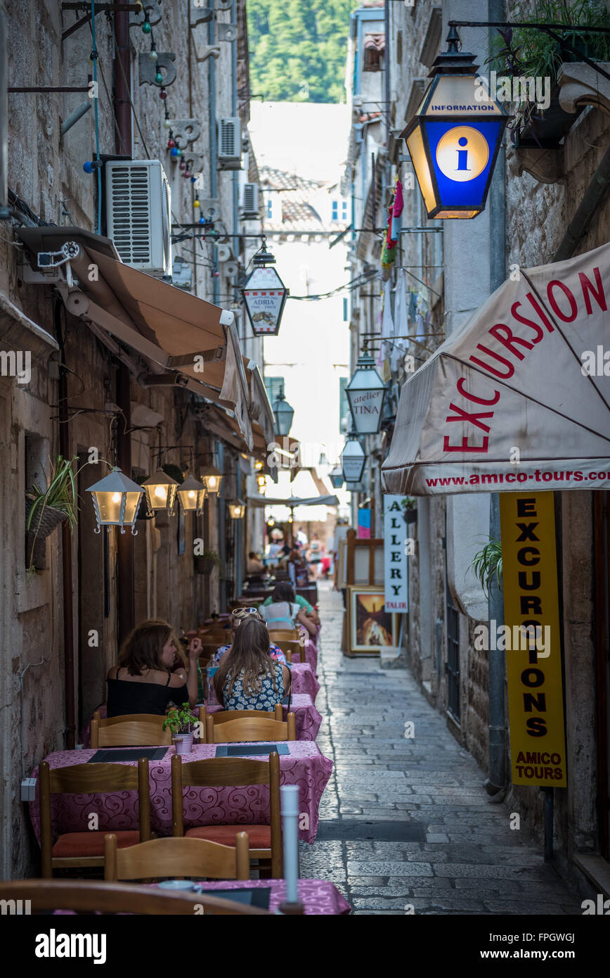 Ruelle étroite sur la vieille ville de la ville de Dubrovnik, Croatie Banque D'Images