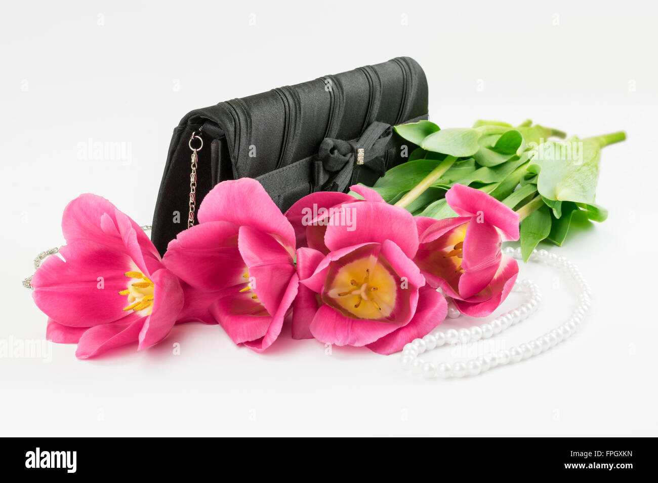 Bouquet de tulipes rouges, sac à main femme et de perles Banque D'Images
