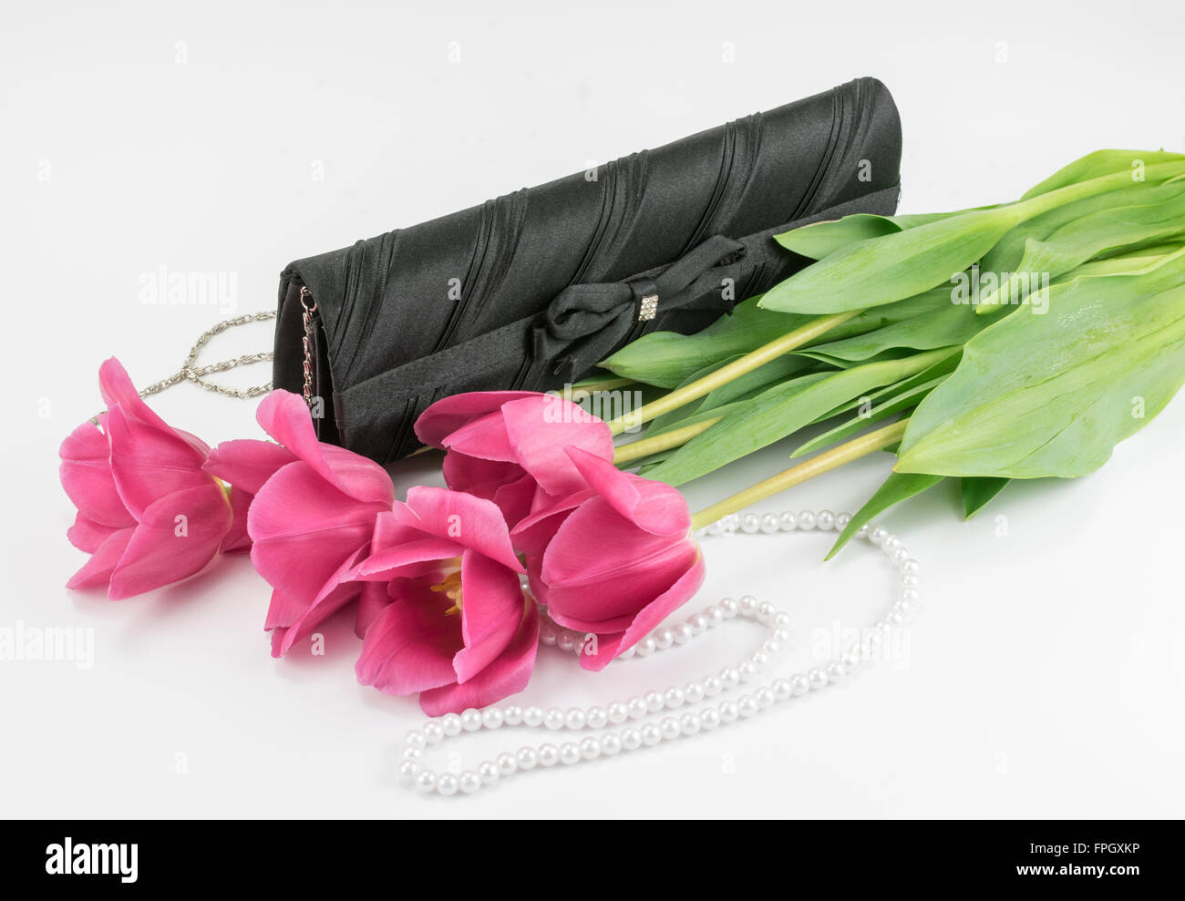 Bouquet de tulipes rouges, sac à main et le mensonge Banque D'Images