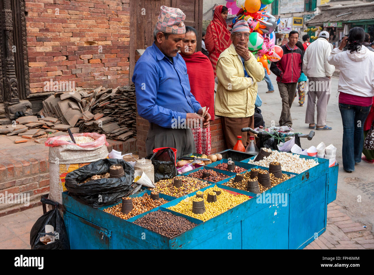 Le Népal, Patan. Vendeur de rue d'en-cas, les noix, le maïs soufflé. Banque D'Images