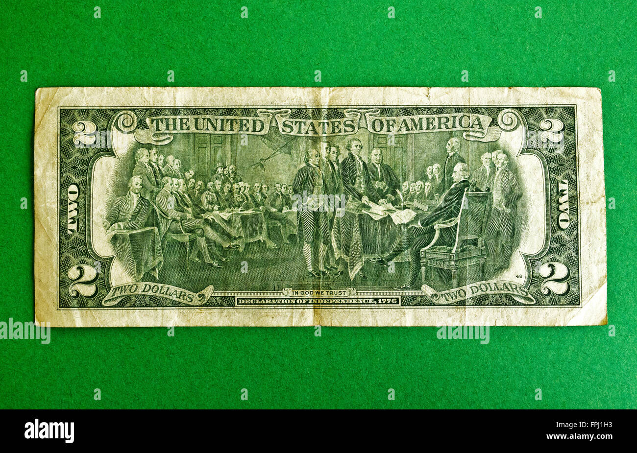 L'arrière de ce Deux américains dollar bill est une gravure de "La déclaration d'indépendance, une peinture 1817" par l'artiste américaine John Trumbull. Il s'agissait d'une nouvelle fonctionnalité de 2 projets de question en 1976 en l'honneur du bicentenaire des États-Unis. Les deux dollar bill est une banque américaine remarque dénomination pas dans la circulation commune et parfois pensé par le public d'être arrêté ou même faux. Publié pour la première fois en 1862, 2 projets ont été arrêtés dans les années 1960 en raison de leur impopularité et rare. Deux Dollar U.S. du papier-monnaie est revenu comme Notes de la Réserve fédérale en 1976. Banque D'Images