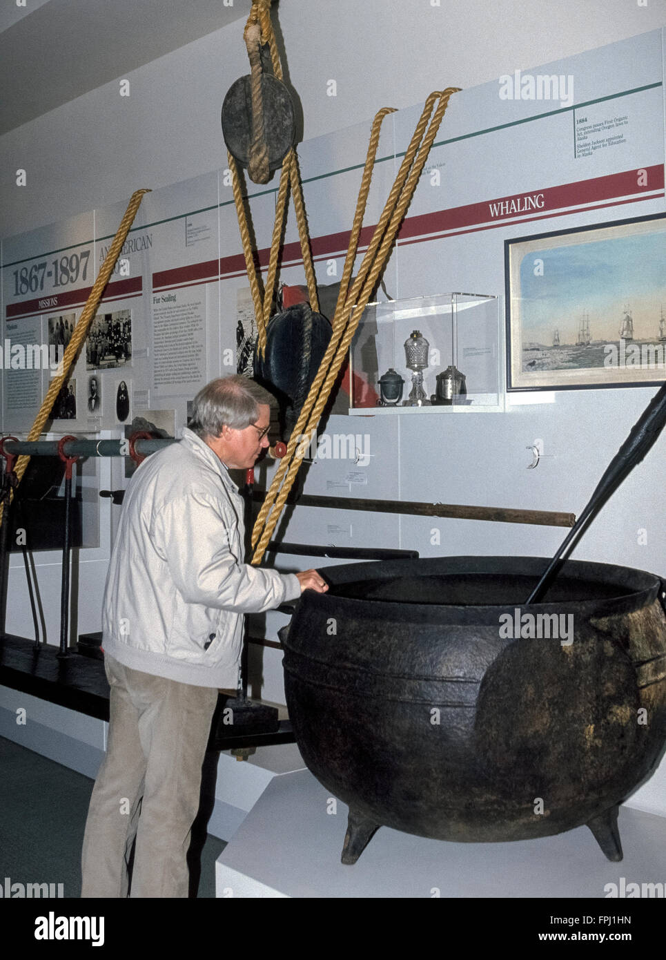 Un énorme fer à repasser essayer pot où la graisse de baleine était bouillie pour son huile à bord de bateaux de pêche à la baleine s'affiche dans la chasse à la pièce à l'Anchorage Museum, qui présente l'histoire de l'Alaska, l'art et la science à Anchorage, Alaska, USA. Parution du modèle. Banque D'Images