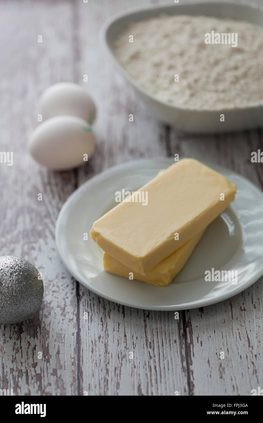 Le beurre, la farine et les oeufs sur la table rustique blanc Banque D'Images