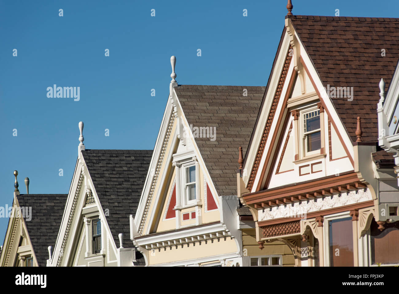 Toit à deux sommets des belles dames des maisons à Alamo Park, San Francisco, California, USA Banque D'Images