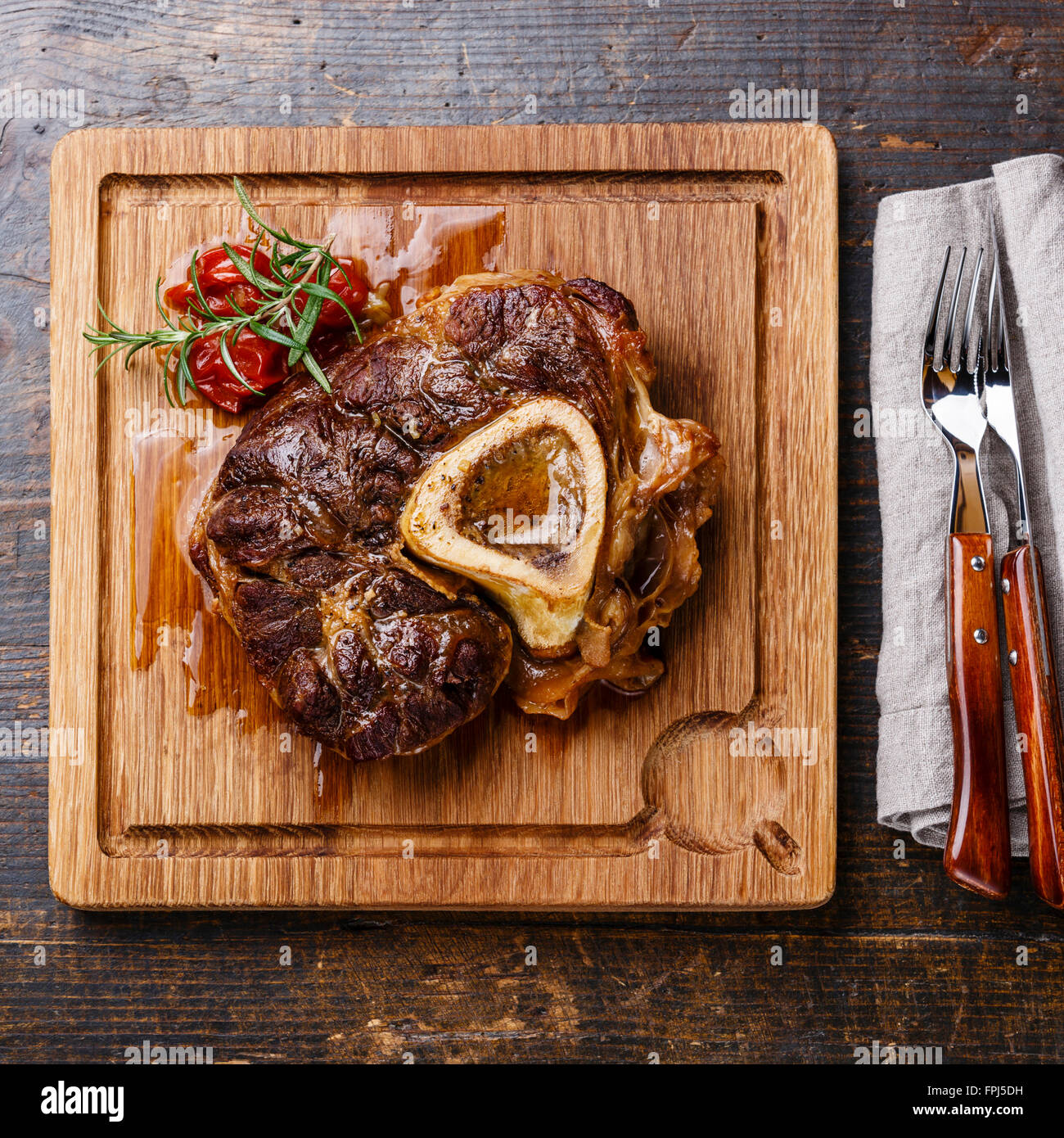 Les plats osso buco de veau, la queue sur le service de conseil sur fond de bois Banque D'Images