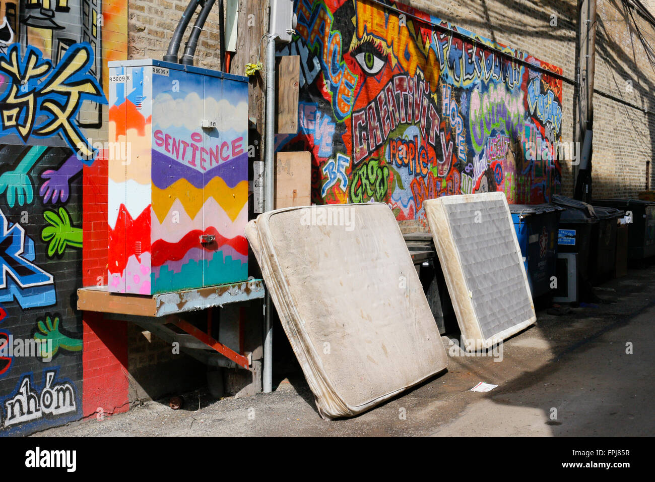 Matelas jetés dans la ruelle. Little Saigon, Chicago, Illinois. Banque D'Images