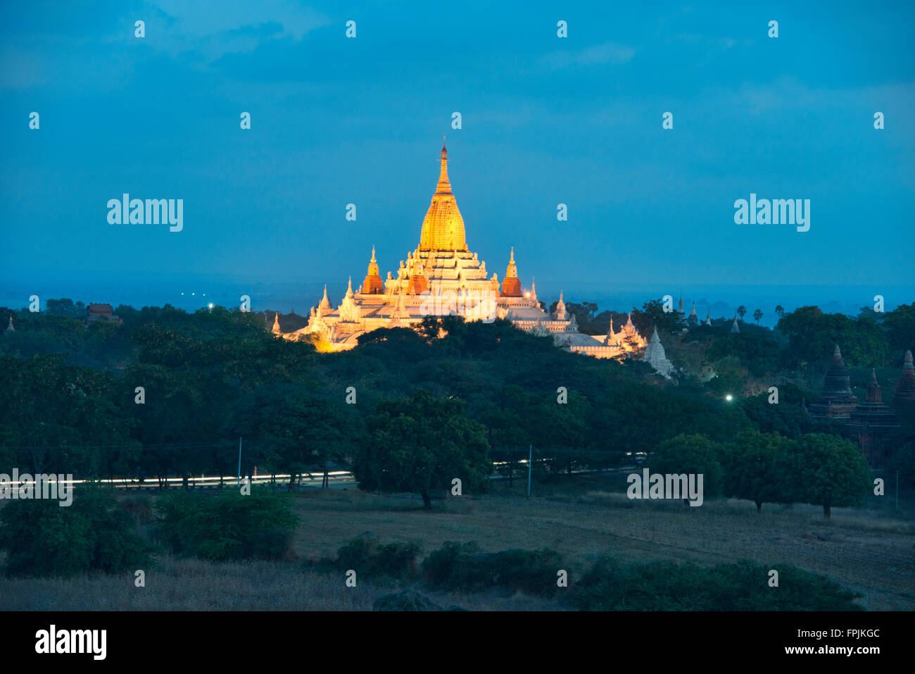 Pahtowas Ananda temple à lumière bleue, Bagan, Myanmar Banque D'Images
