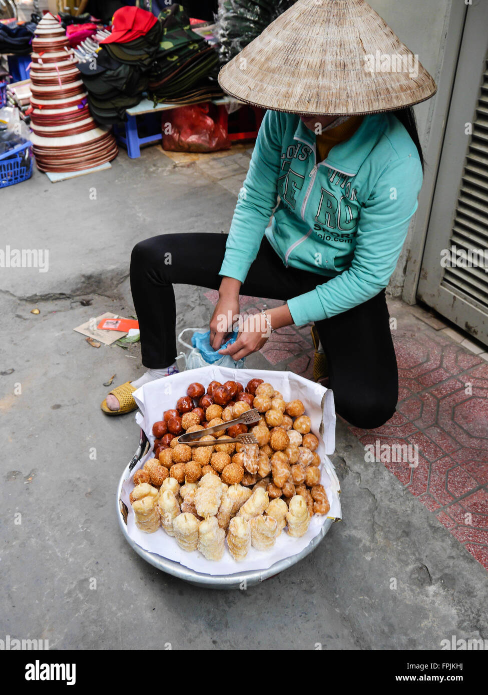 Une vietnamienne de vendre des beignes Banque D'Images