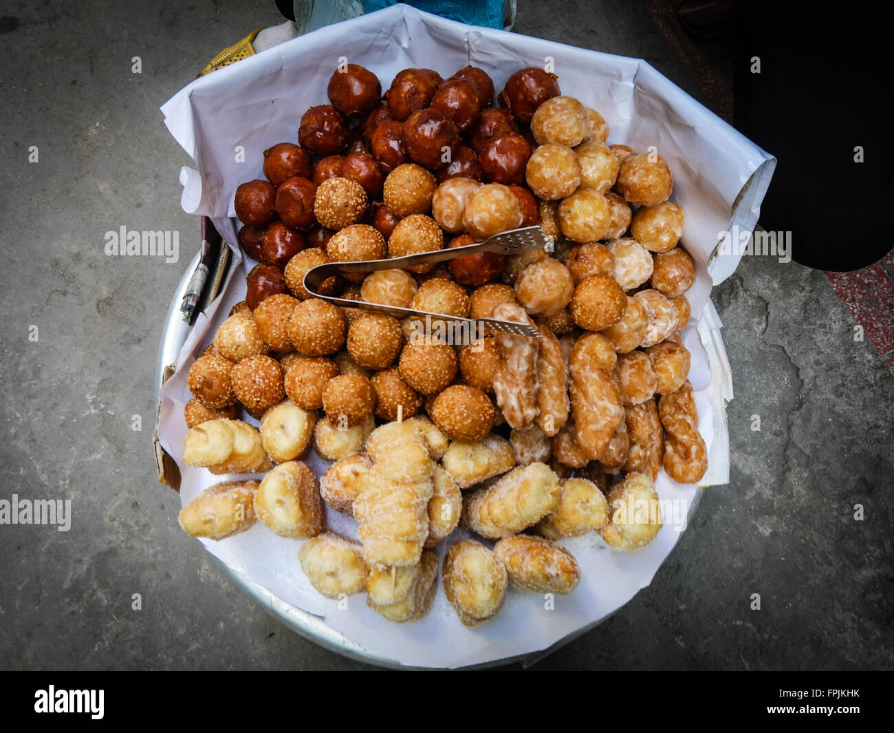 Les beignets à un vendeur de rue Banque D'Images