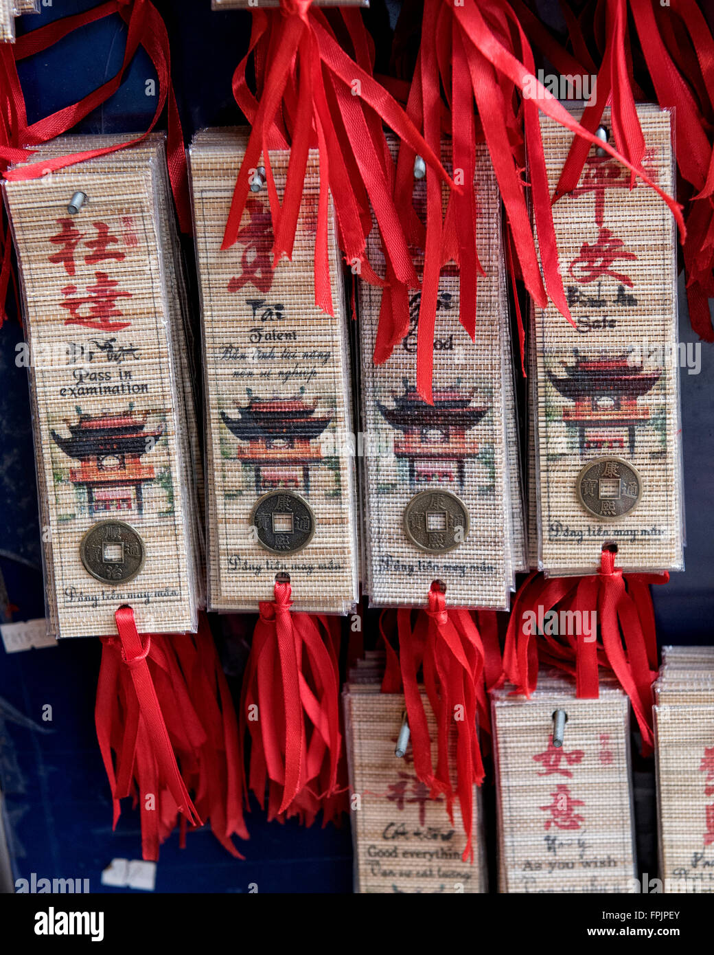 HANOI, VIETNAM - janvier 21, 2016 : Bonne chance cartes avec rubans rouges et un heureux coin désireux de réussite aux examens. Au Confuc Banque D'Images