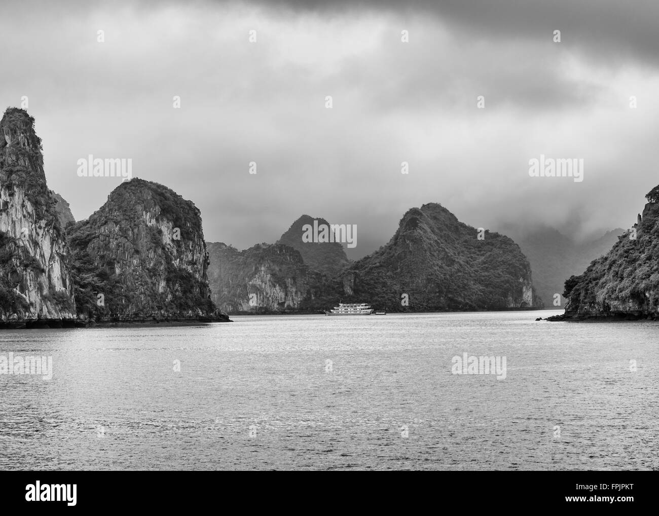 La tempête dans la baie d'Halong, Vietnam. Les bateaux de croisière ont été commandés au port en raison de l'aggravation des conditions météorologiques Banque D'Images