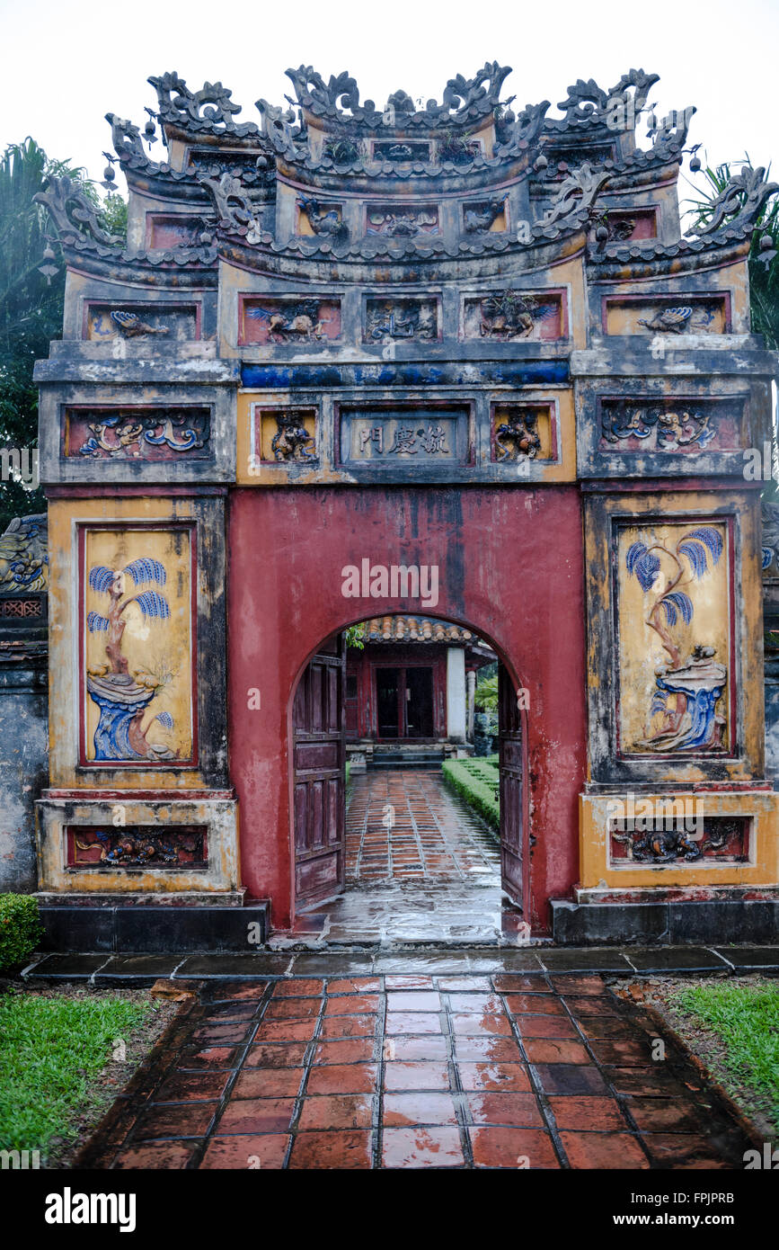 À la porte du temple Mieu l'intérieur de la Citadelle ou ville impériale, Hue, Vietnam. Banque D'Images