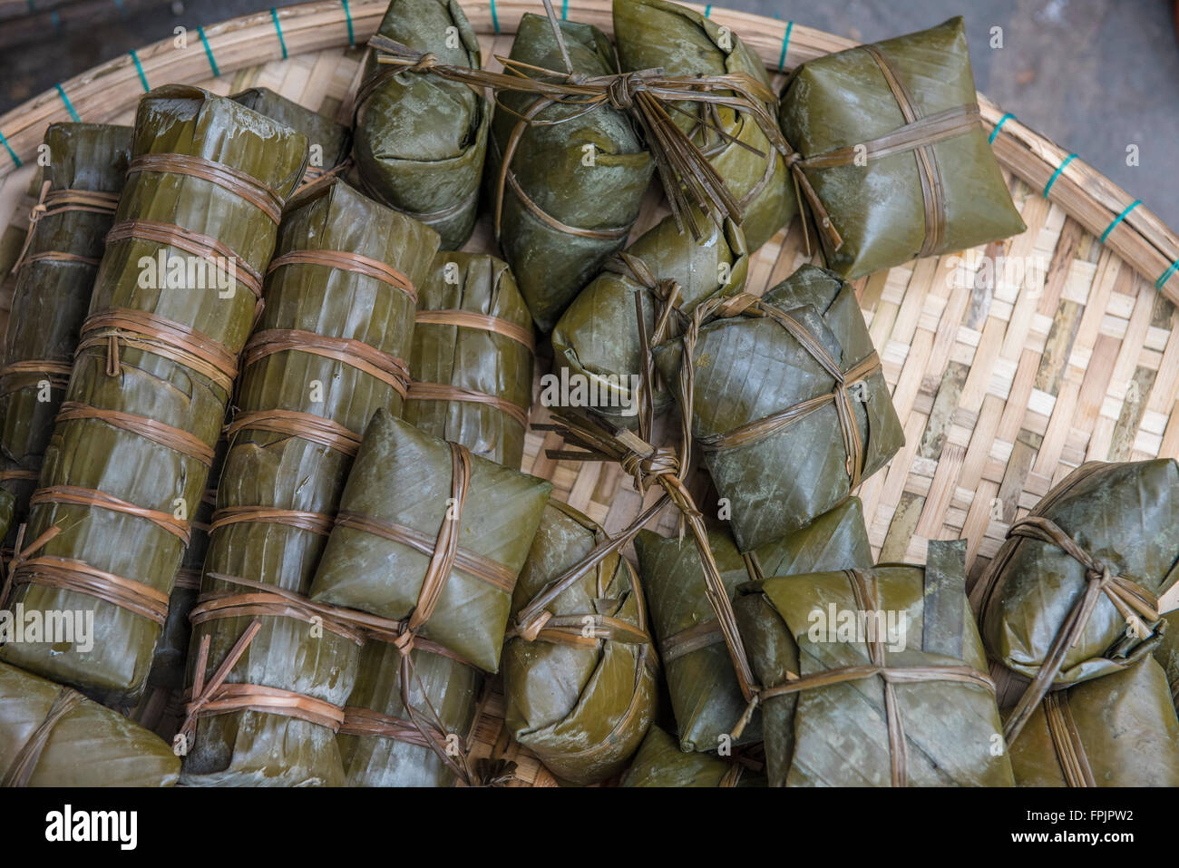 Des Gateaux De Riz Gluant Vietnamien Pour La Nouvelle Annee Tet Appelee Banh Chung Contenant Du Riz Du Porc Haricots Mungo Enveloppee Dans Des Feuilles De Bananier Photo Stock Alamy