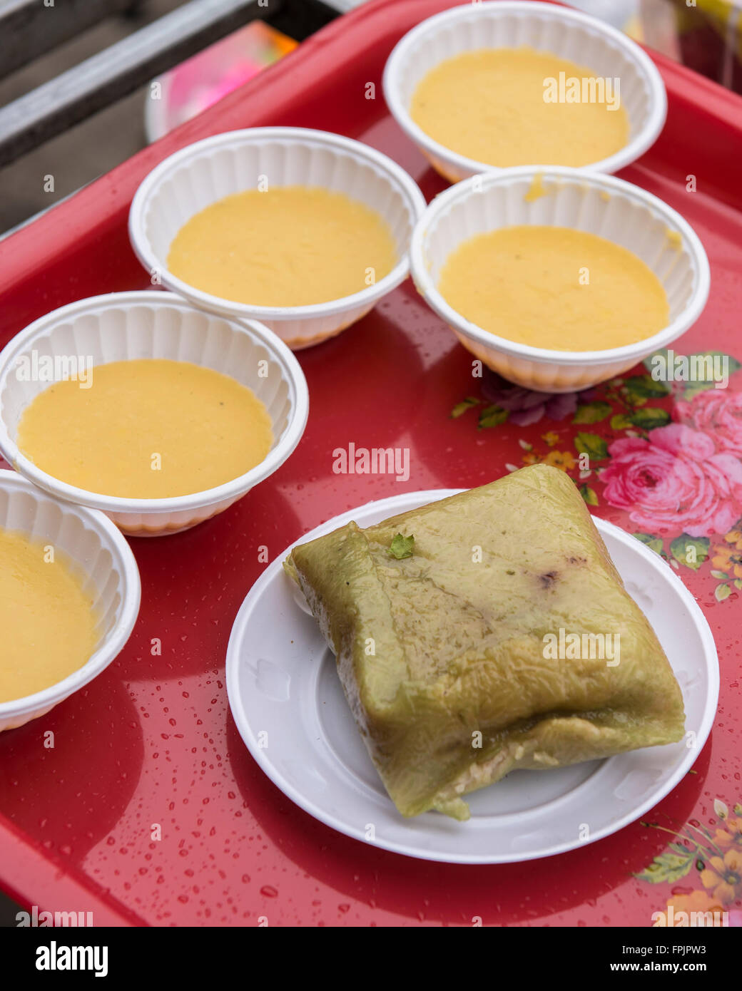 Un Gateau De Riz Gluant Vietnamien Ouvert Banh Chung Pour Le Premier De L An Tet Contenant Du Riz Du Porc De Haricots Mungo Photo Stock Alamy