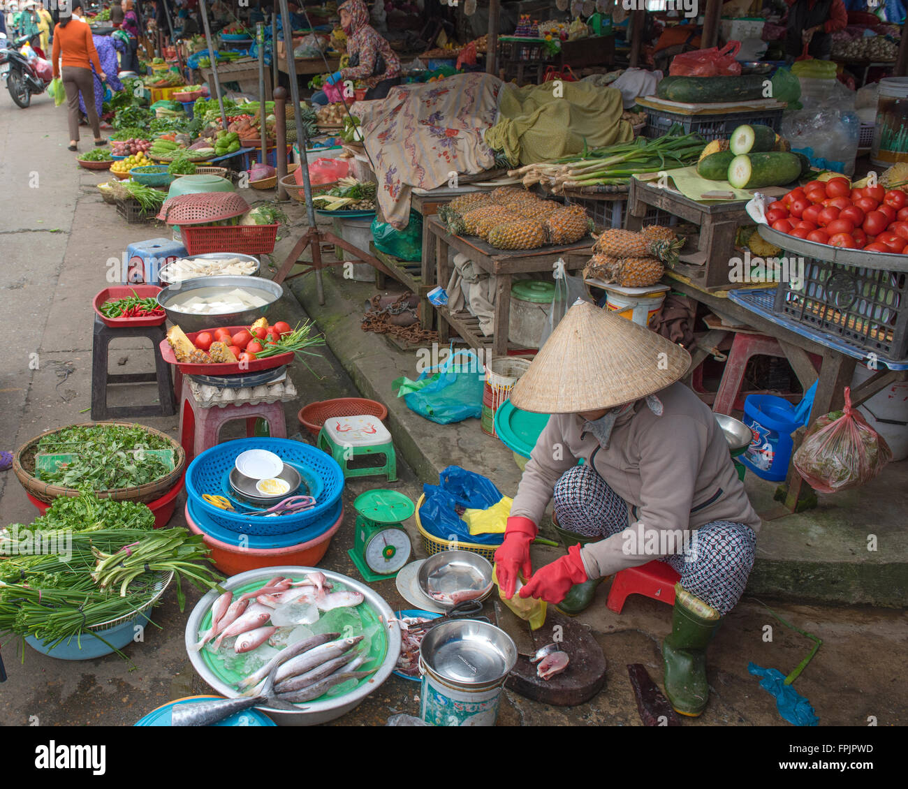 Hoi An, Vietnam vue générale des stands de marchés et d'une vietnamienne chaussée vente du vendeur de légumes et de poisson frais Banque D'Images