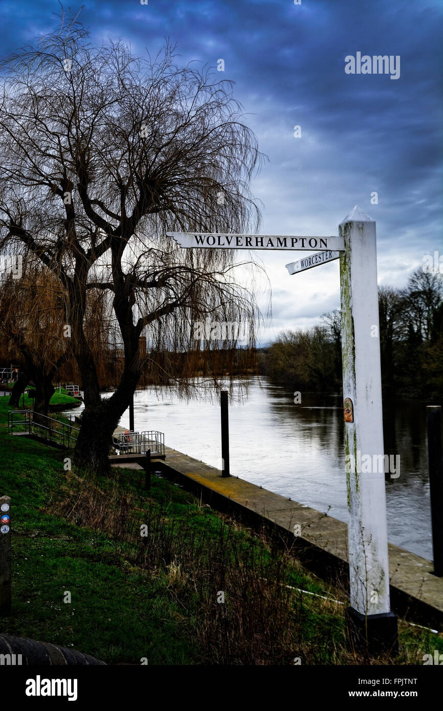 Un signe à Wolverhampton indique la direction du canal et Worcester indique la grande ville la rivière Severn passe. Banque D'Images