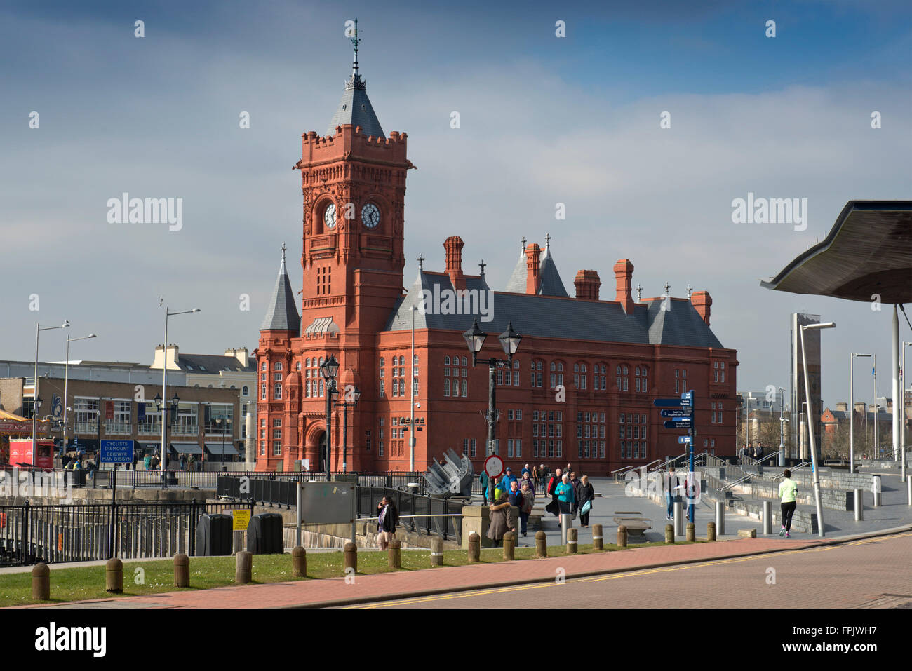 Assemblée nationale du Pays de Galles (Senedd Cynulliad Cenedlaethol Cymru), et Pierhead building dans la baie de Cardiff, Pays de Galles, Royaume-Uni Banque D'Images