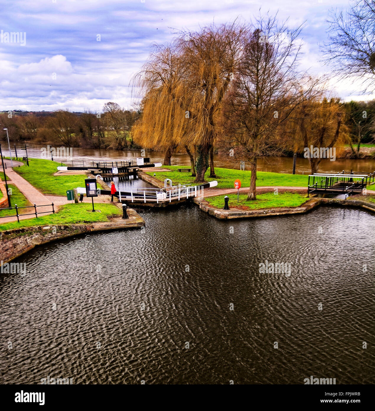 Des écluses sont la route des barges à parcourir s'ils veulent rejoindre la rivière Severn à Stourport, sentiers agréable aussi Banque D'Images