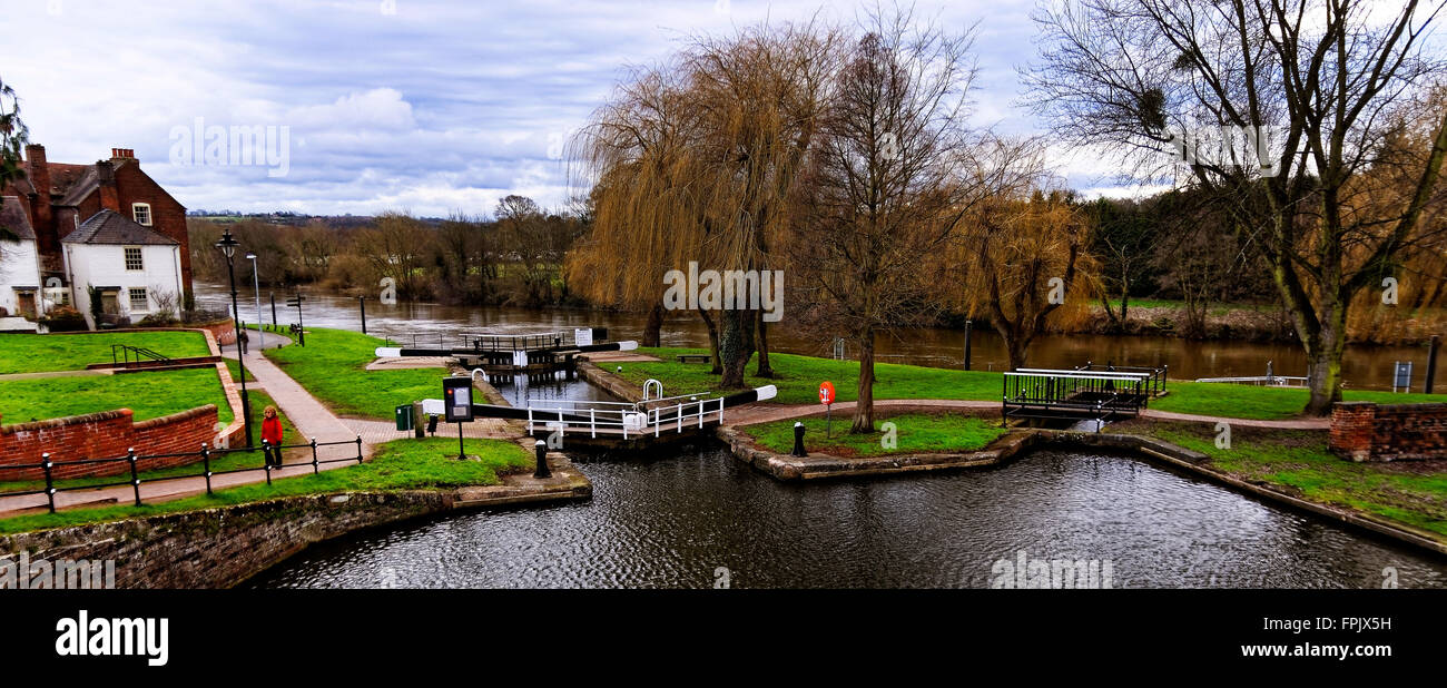 Des écluses sont la route des barges à parcourir s'ils veulent rejoindre la rivière Severn à Stourport, sentiers agréable aussi Banque D'Images