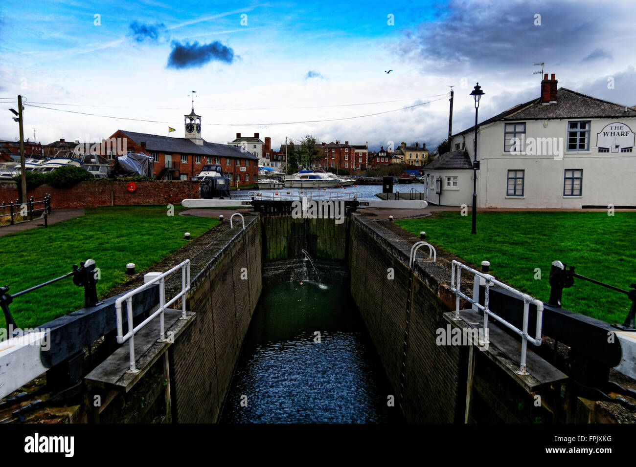 Une porte d'écluse prend en charge le bassin du canal au-dessus de la rivière Severn à Stourport près du Wharf Inn Banque D'Images