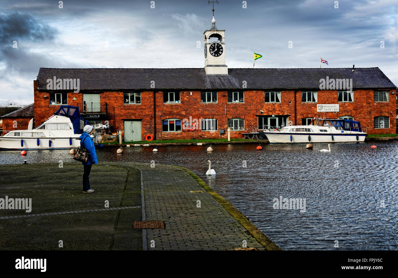 Les bureaux du bassin et du Yacht Club sont au calme pendant les mois d'hiver à Stourport sur Severn, où trouver la tranquillité des cygnes Banque D'Images