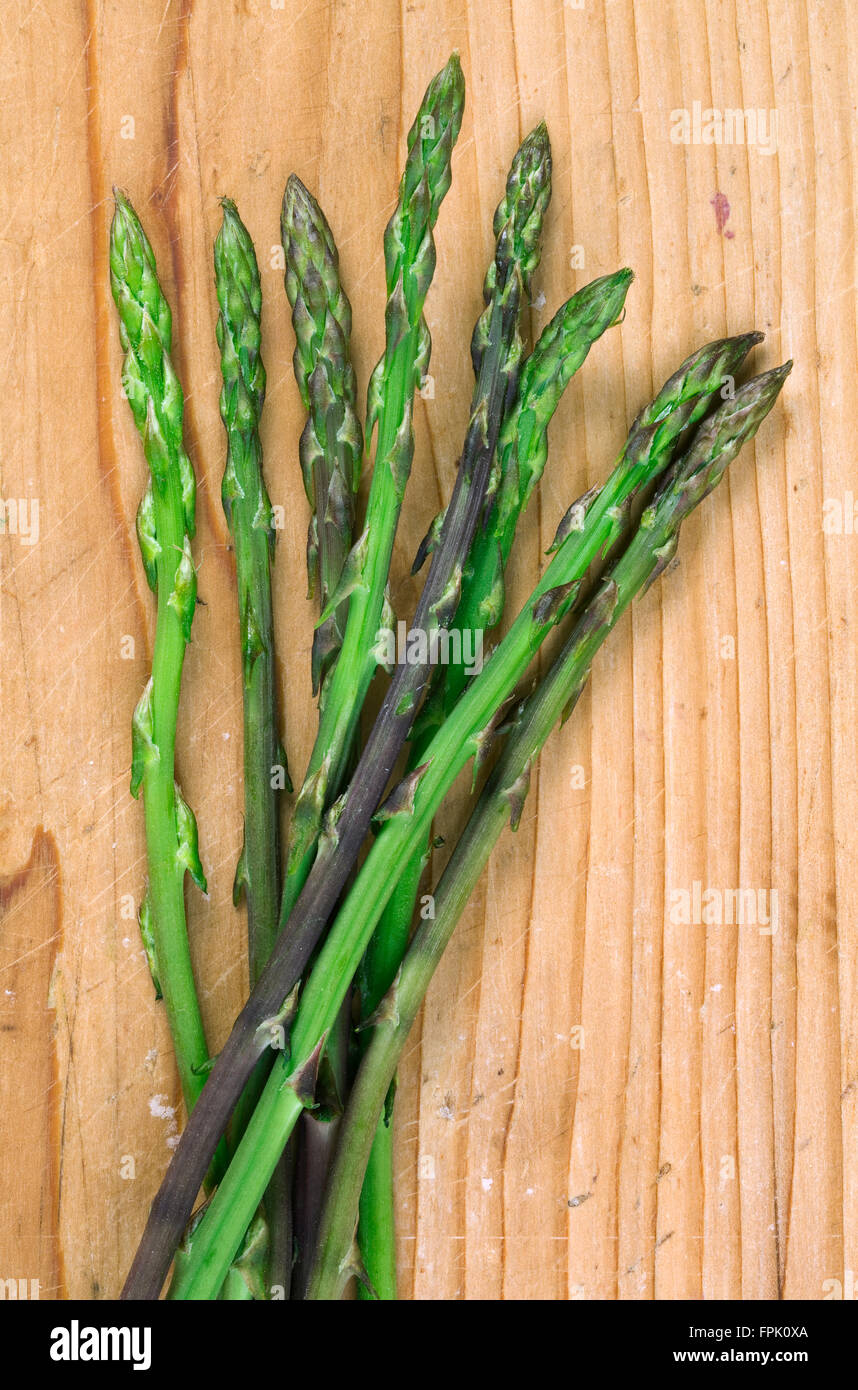 Bouquet Bouquet asperges sur la vieille Table en bois Banque D'Images