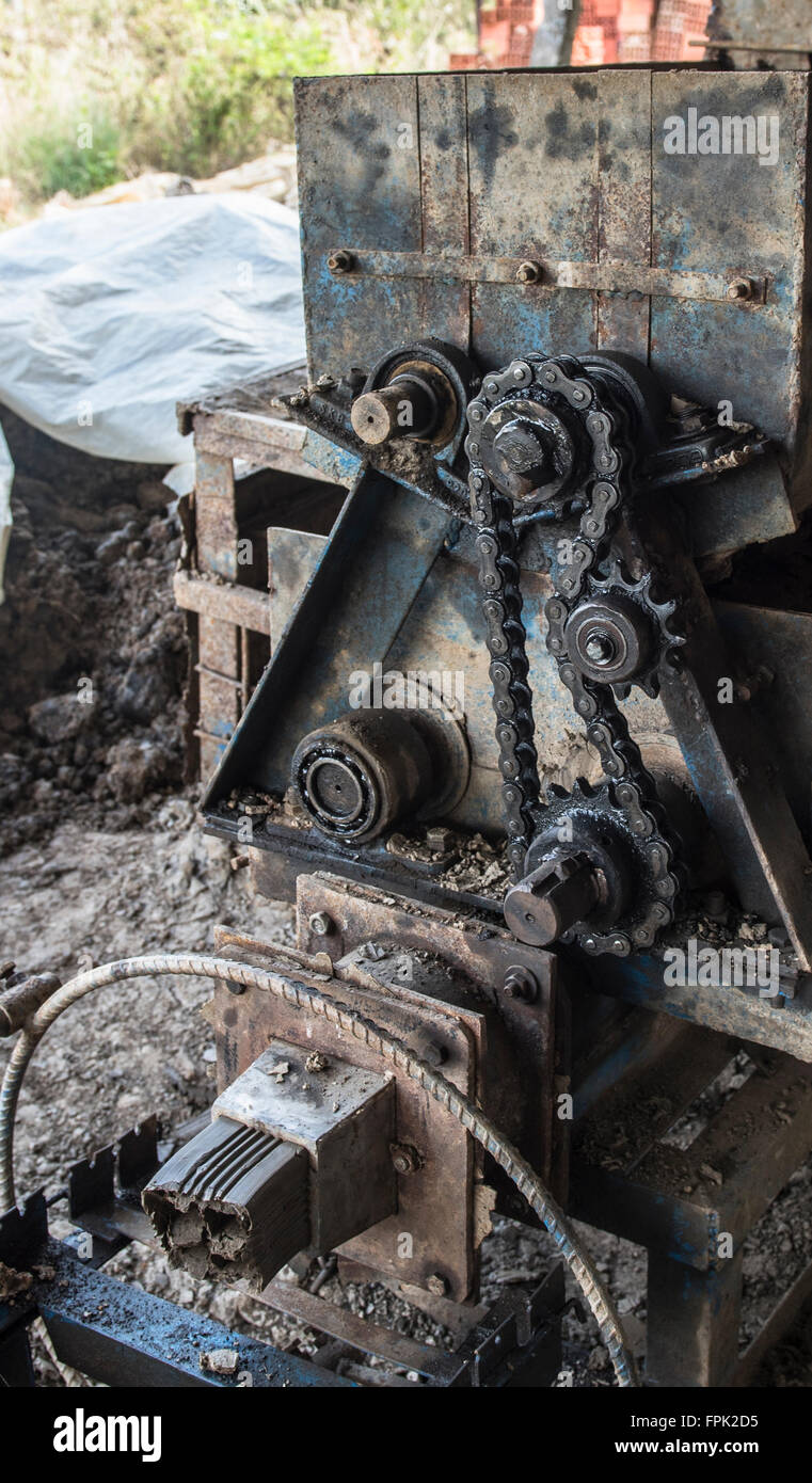 Delta du Mekong, Vietnam, détail d'une petite machine fabrication brique une petite usine de fabrication des briques locales Banque D'Images