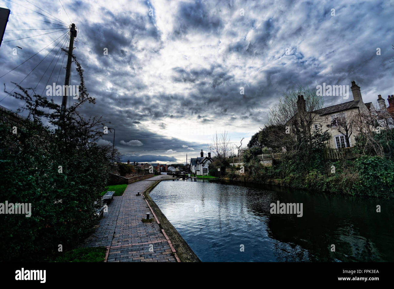 Le canal est à côté de la ville de Stourport sur Severn, vide pendant l'hiver, mais où les fleurs de thé invite. Banque D'Images