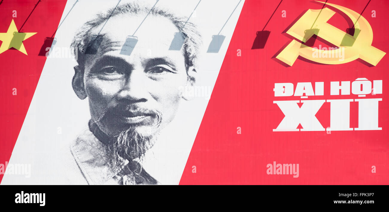 Saigon, Vietnam,Parti Communiste Vietnamien billboard avec Ho Chi Minh, marteau et la faucille et le drapeau Vietnamien Banque D'Images