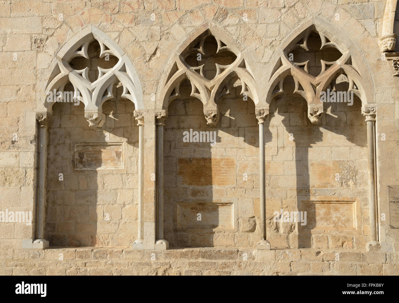 Close-up arches sur le sud-ouest de façade de la Basilique de Sant Feliu (église de Sant Felix) à la lumière de soleil du soir en G Banque D'Images