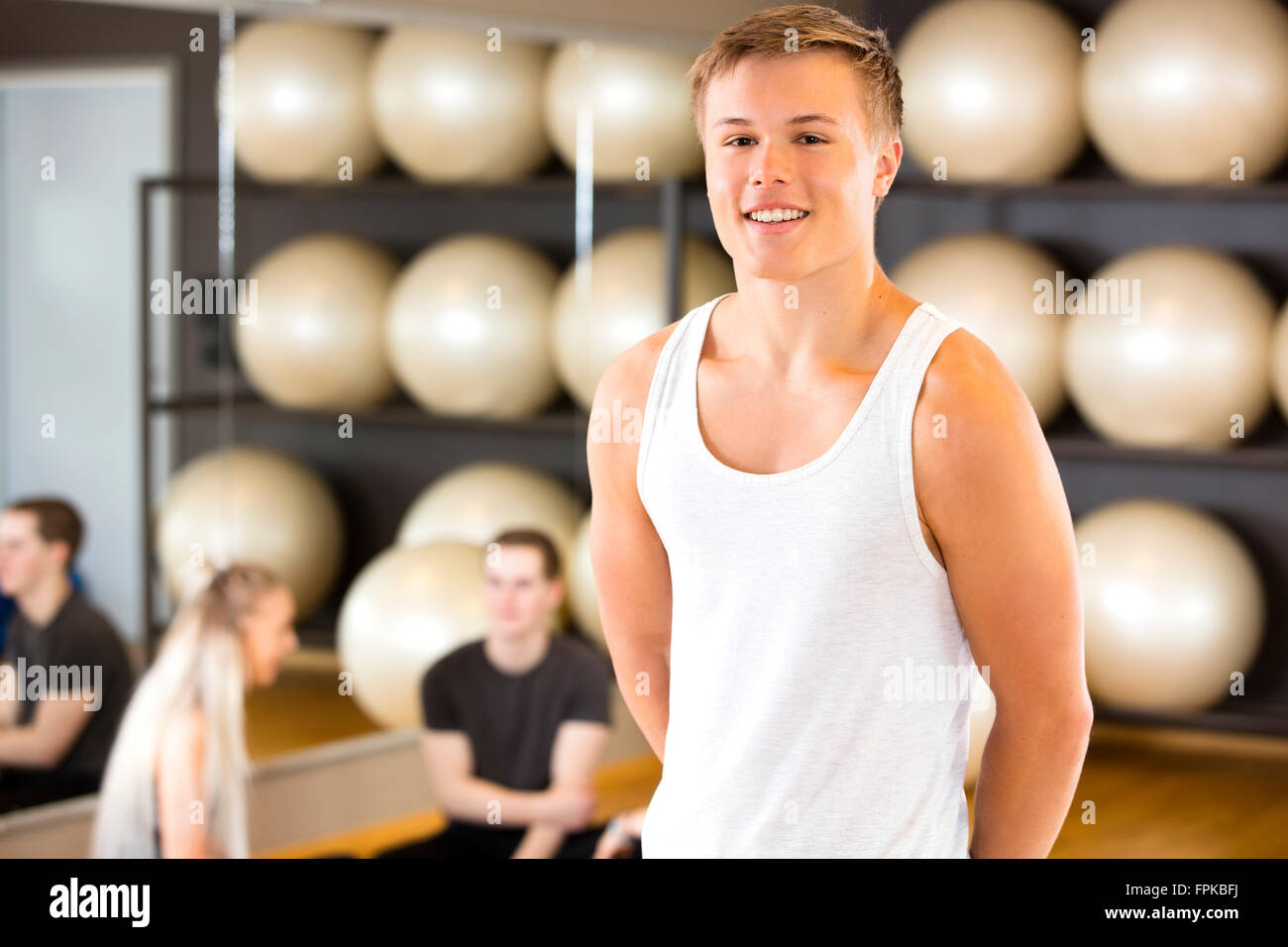 Smiling young man portrait à fitness gym Banque D'Images