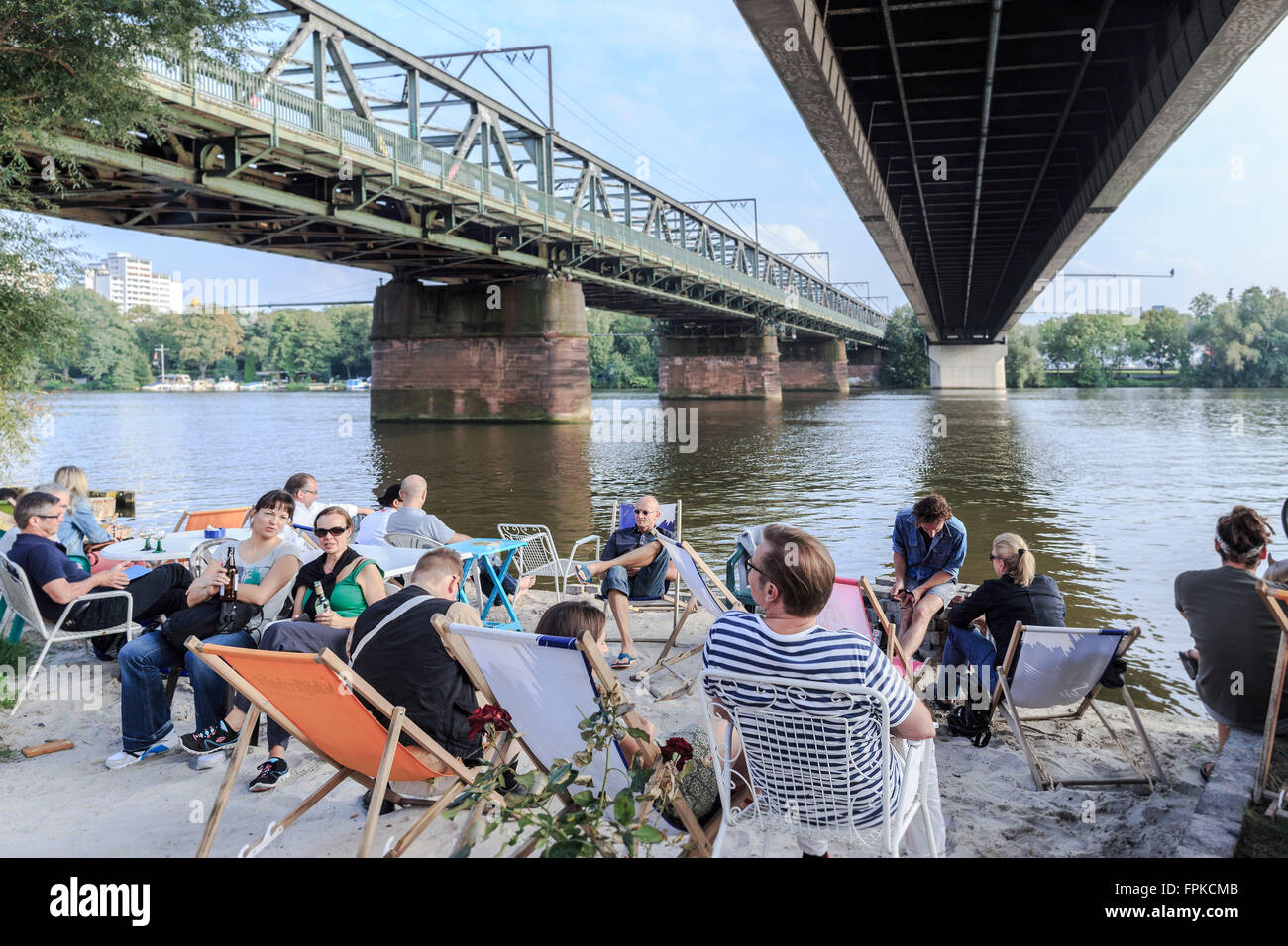 L'Europe, en Allemagne, en Hesse, Francfort, orange Beach, les clients dans le postmidday bien Banque D'Images