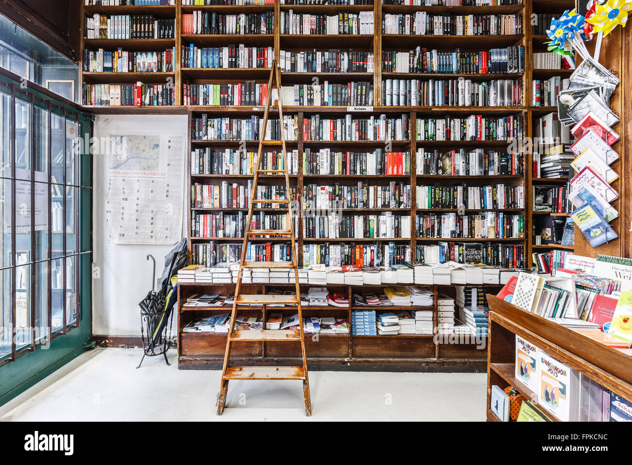 L'Europe, en Allemagne, en Hesse, Francfort, étagère d'une librairie traditionnelle Banque D'Images
