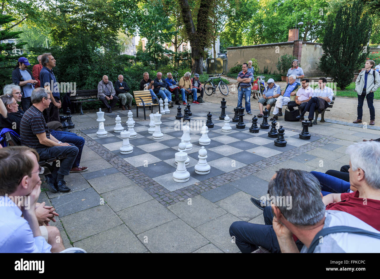 L'Europe, en Allemagne, en Hesse, Francfort, joueurs d'échecs dans l'Bethmannpark Banque D'Images