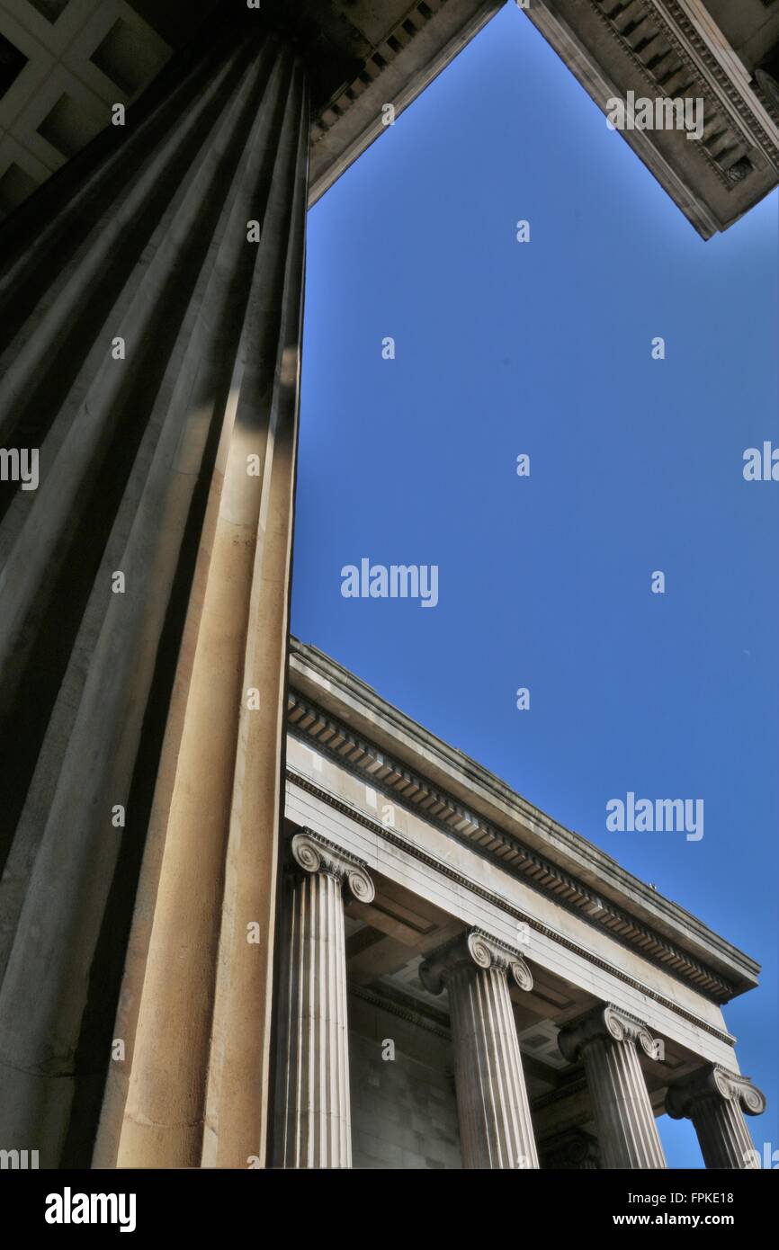 Colonnes dans le British museum against a blue sky Banque D'Images