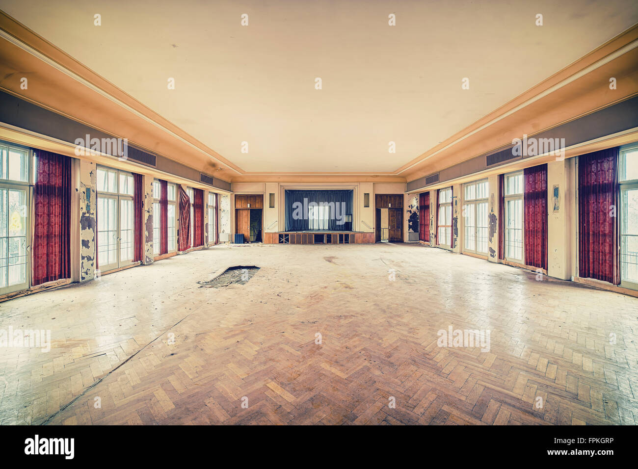 Salle à manger abandonné dans une ruine industrielle Banque D'Images