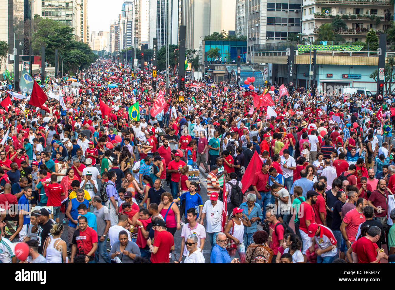 Sao Paulo, SP, BRÉSIL. 18 Mar, 2016. Grande manifestation pro gouvernement Dilma Rousseff et faveur de maintenir l'ancien président Luiz Ignacio Lula Da Silva comme chef d'état-major est la fermeture de l'Avenue Paulista à Sao Paulo. Credit : Alf Ribeiro/Alamy Live News Banque D'Images